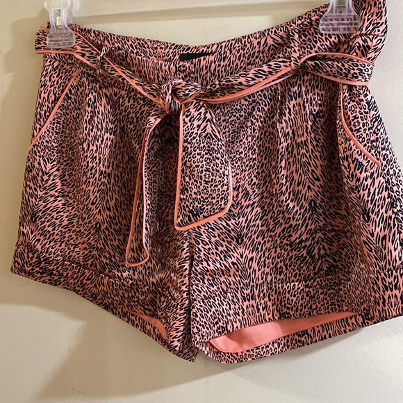 NWOT Marciano Satin Animal Print Shorts Size 4 - Picture 3 of 11